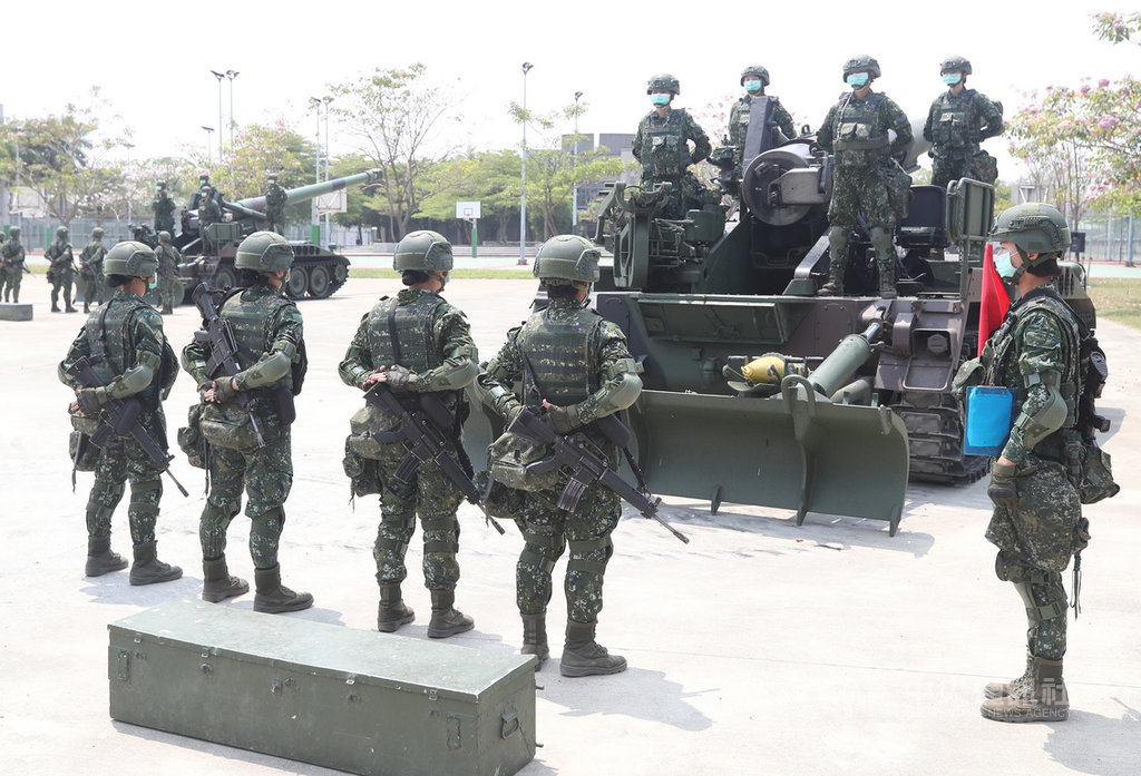 總統蔡英文9日上午赴駐地台南的陸軍砲兵第43指揮部視察演練狀況,由全女性官兵組成的M110A2自走砲班(圖)也展現訓練成果;受到武漢肺炎影響,演練時全部人員都戴上口罩。中央社記者張新偉攝 109年4月9日