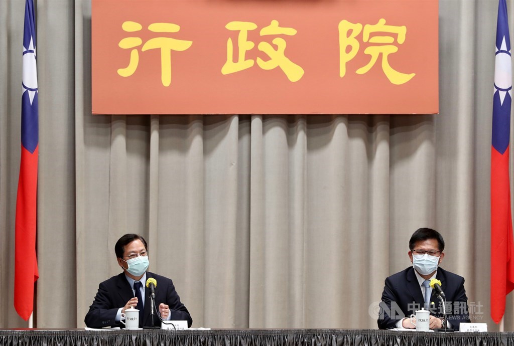 武漢肺炎疫情衝擊經濟,行政院9日下午召開紓困振興方案記者會,說明觀光產業協助措施,行政院政務委員龔明鑫(左)、交通部長林佳龍(右)出席與會。中央社記者張皓安攝 109年4月9日