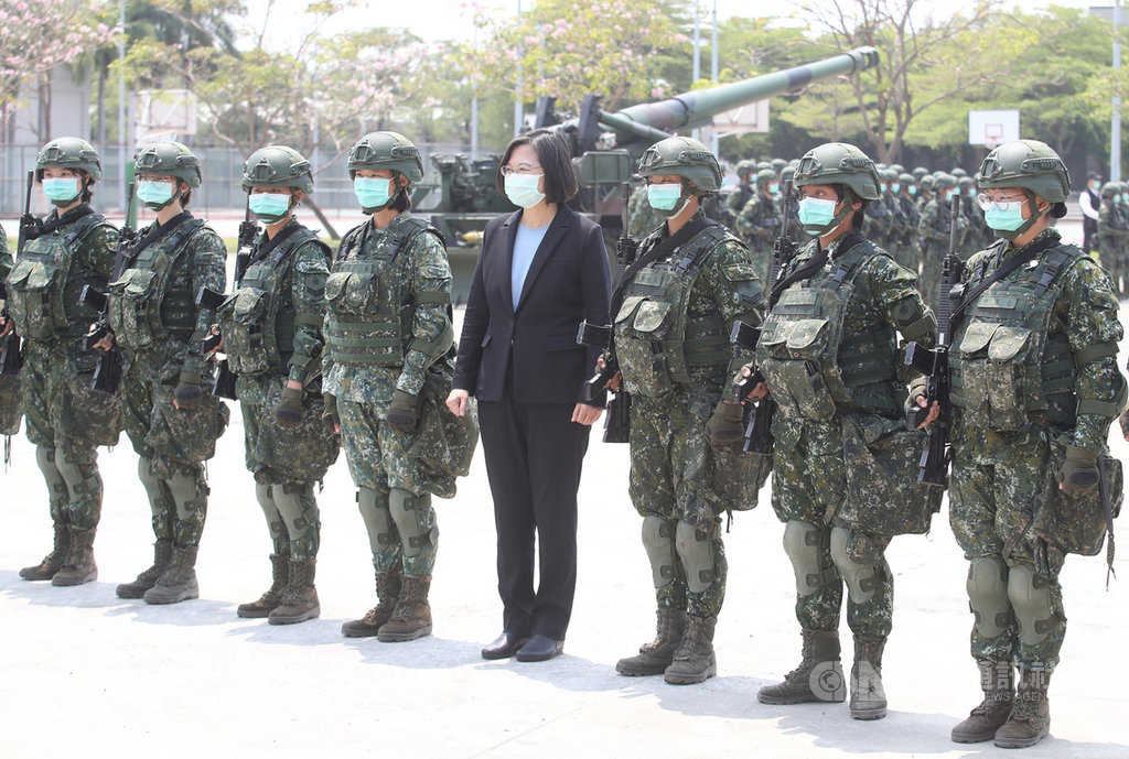 總統蔡英文(右4)9日上午赴駐地台南的陸軍砲兵第43指揮部視察演練狀況,並與M110A2自走砲班合影留念。中央社記者張新偉攝 109年4月9日