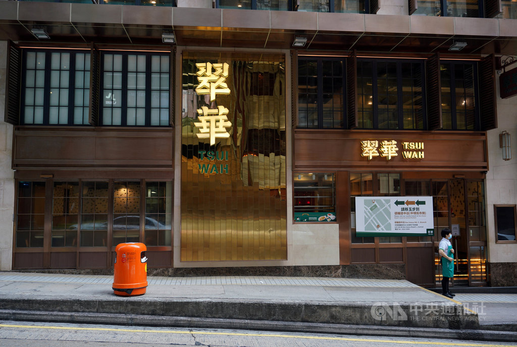 為保民眾飯碗,香港當局昨天祭出補貼受雇勞工薪水,市場對此反應正面,相關企業股價9日紛紛上漲。香港多行業近日因疫情陷入寒冬,圖為位於中環的一家熱門餐廳也關門停業。(中通社提供)中央社 109年4月9日