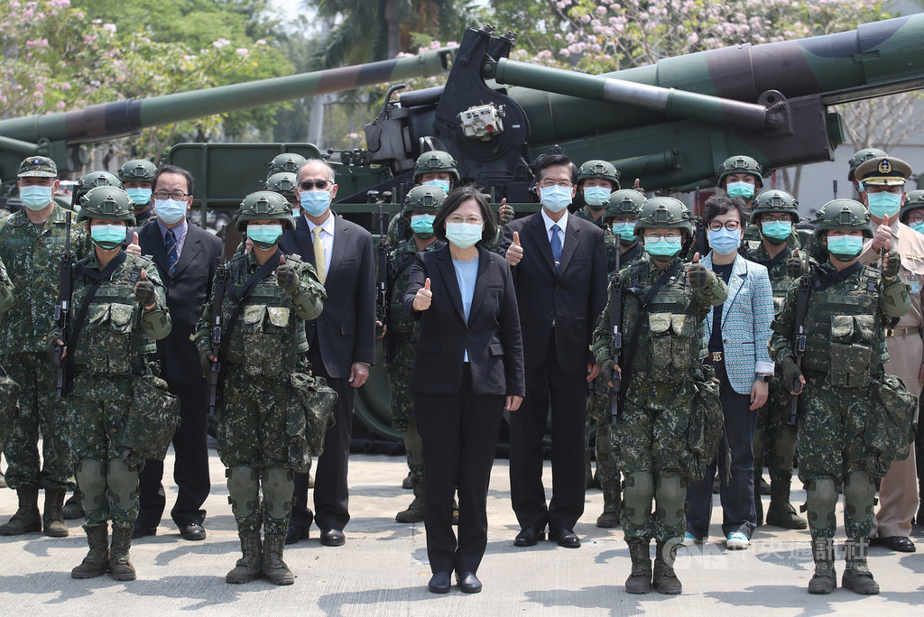 總統蔡英文(前中)9日上午赴駐地台南的陸軍砲兵第43指揮部視察演練狀況,會後與隊部合影留念。中央社記者張新偉攝 109年4月9日