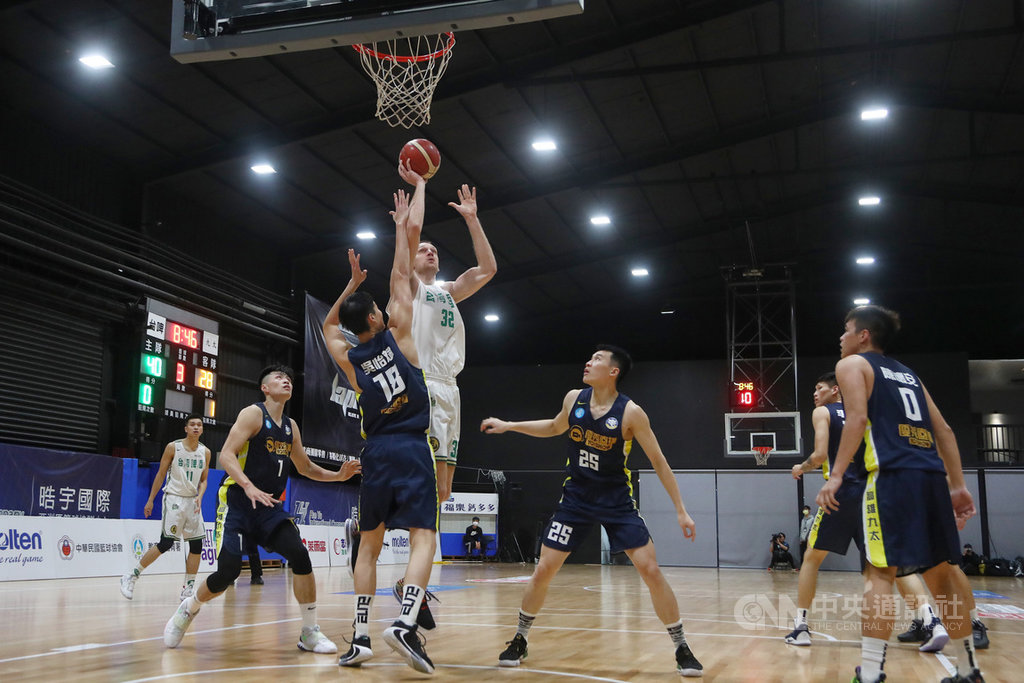 第17季超級籃球聯賽(SBL)例行賽,台灣啤酒9日晚間以78比69擊退高雄九太,下半季封王,也成為SBL改制成上、下半季後,首支包攬上、下半季冠軍的球隊。中央社記者王騰毅攝 109年4月9日
