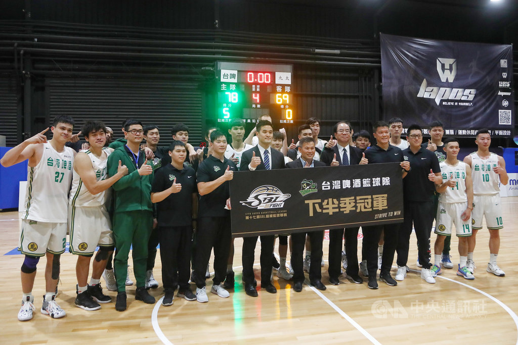 第17季超級籃球聯賽(SBL)例行賽,台灣啤酒9日對戰高雄九太科技,終場台啤以78比69順利擊敗對手,拿下SBL下半季冠軍,全隊開心合影。中央社記者王騰毅攝 109年4月9日