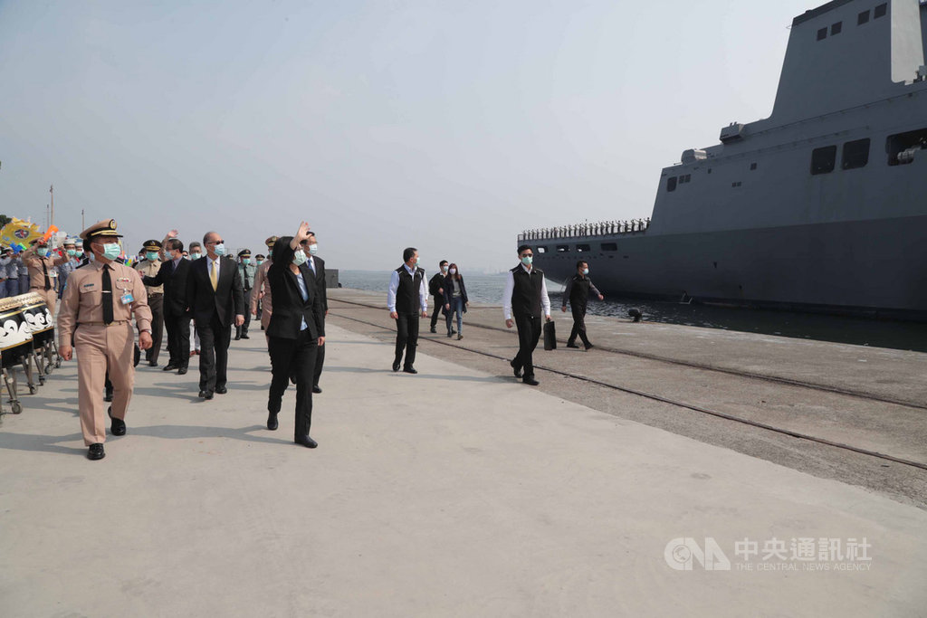 受武漢肺炎疫情影響,海軍敦睦遠航支隊9日提前返國,總統蔡英文(前)赴左營軍港,僅在岸上揮手替官兵打氣。(軍聞社提供)中央社記者游凱翔傳真 109年4月9日