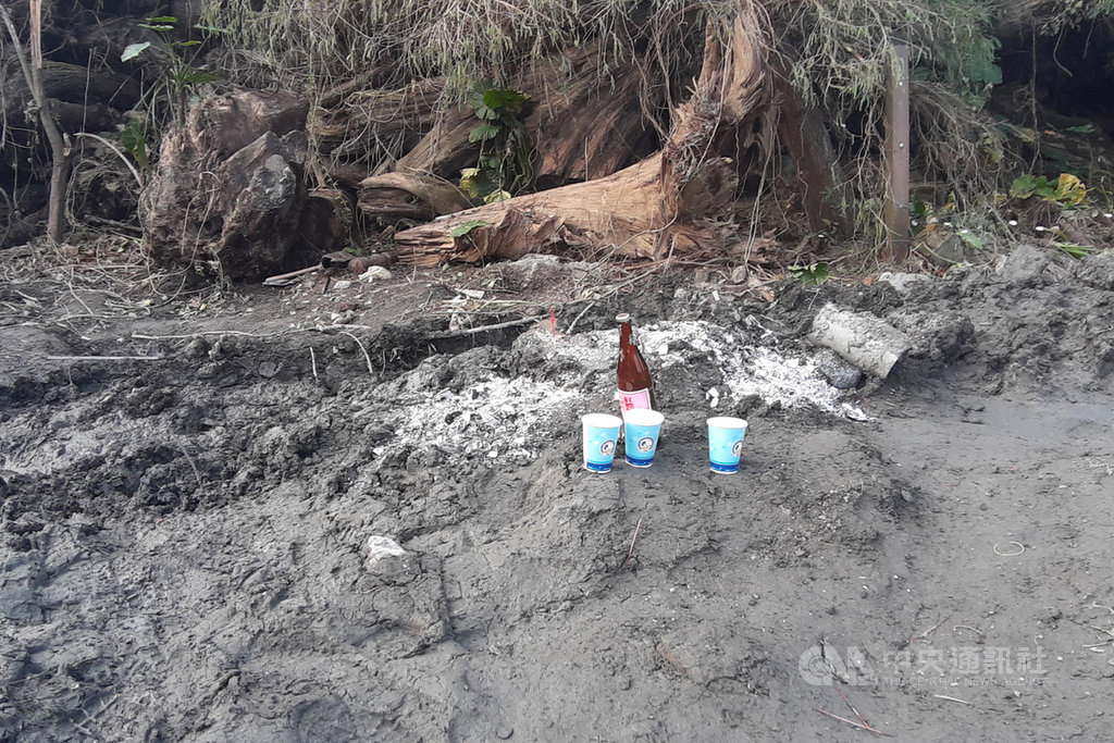 宜蘭羅東地區一處工地9日挖出一具女性無名屍,右小腿與軀體分離,警方指出,死亡時間超過1個月,不排除死者有遭他殺的嫌疑,已組成專案小組展開調查。中央社記者沈如峰宜蘭縣攝 109年4月9日