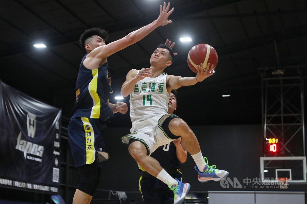 第17季超級籃球聯賽(SBL)下半季例行賽關鍵一戰,台灣啤酒對戰高雄九太9日晚間開打,台啤蔣淯安(右)切入拉竿上籃搶分,助隊以78比69奪勝,也確認下半季封王。中央社記者王騰毅攝 109年4月9日