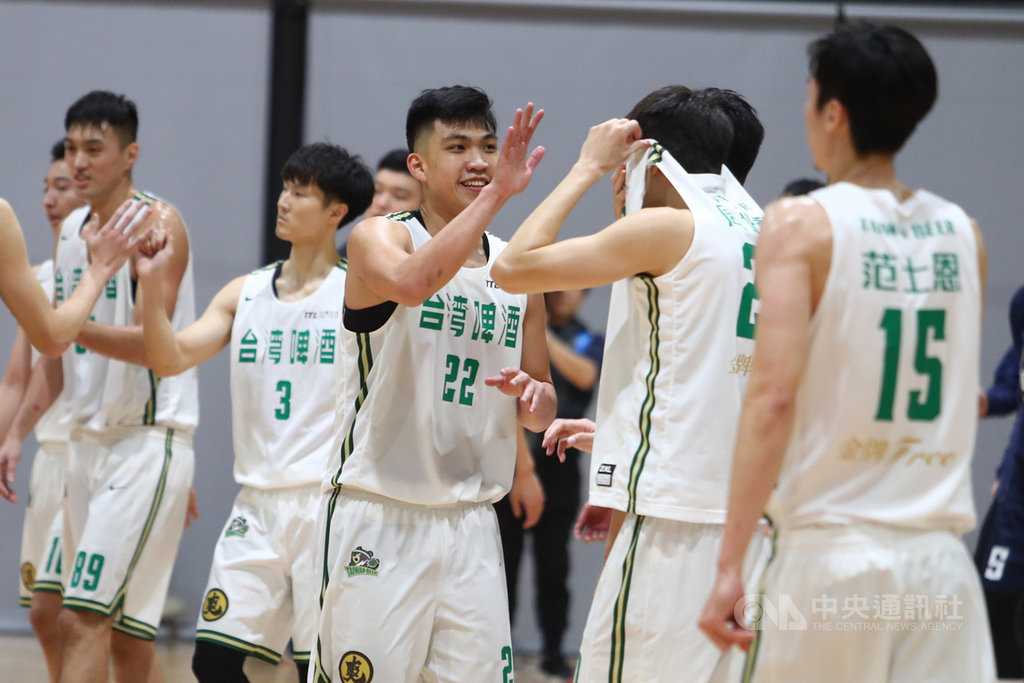 第17季超級籃球聯賽(SBL)例行賽,台灣啤酒9日對戰高雄九太科技,終場台啤以78比69擊退對手,下半季成功封王,隊員們開心擊掌慶祝。中央社記者王騰毅攝 109年4月9日