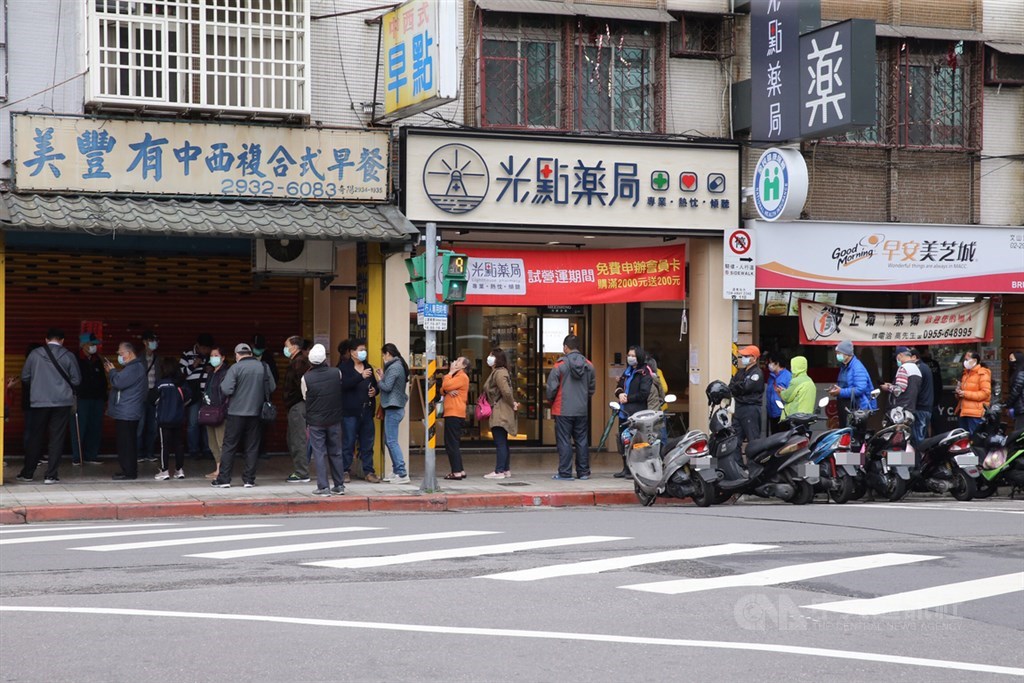 口罩實名制新制9日上路,小孩可買的片數為14天10片,成人為14天9片;不再依健保卡單雙號分日購買,民眾可以不用每週排。中央社記者郭日曉攝 109年4月9日