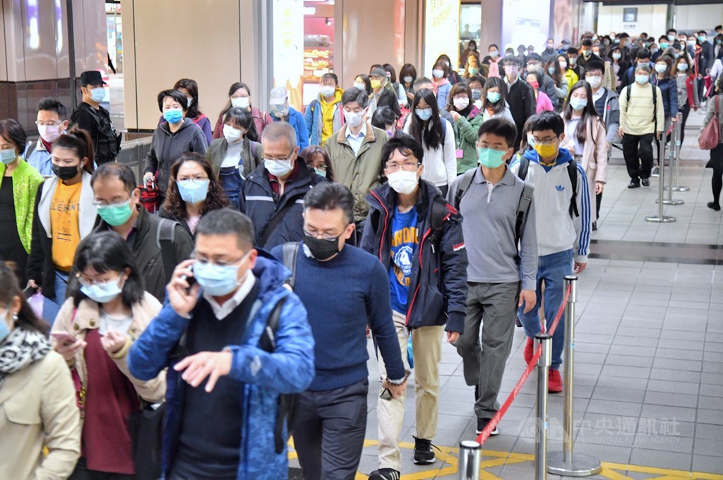 指揮中心指揮官陳時中9日說,相較於許多先進國家的致死率高於10%,台灣僅1.32%,數值相對低,醫療體系還很穩健。圖為民眾搭乘台北捷運都戴上口罩配合防疫。(中央社檔案照片)