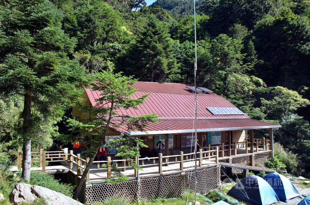 為加強防疫,自4月7日起「嘉明湖山屋」及「向陽山屋」(圖)原每日可住宿人數為70人,將各調降住宿人數為35人,加大人員間隔距離。中央社記者盧太城台東攝 109年4月9日