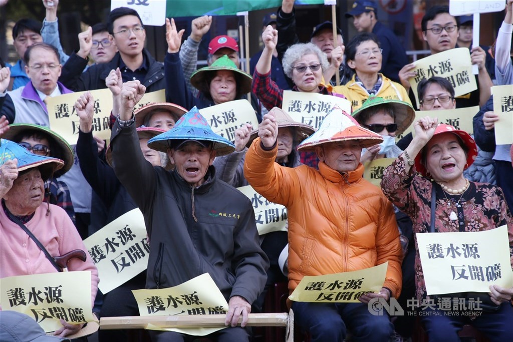 2019年12月17日,宜蘭護水源反開礦行動聯盟「保護宜蘭水源地,拒絕礦業開發破壞山林」記者會在經濟部礦務局舉行,上了年紀的村民親自北上,呼籲礦權到期不應予以展延,保護宜蘭山景水源。中央社記者鄭傑文攝 108年12月17日