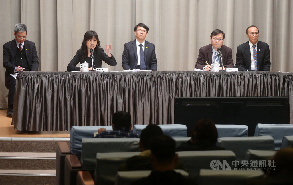行政院會後記者會9日在新聞中心舉行,由發言人Kolas Yotaka(谷辣斯.尤達卡)(左2)主持,衛生福利部疾病管制署副署長莊人祥(右2)與各部會主管出席說明政策。中央社記者鄭傑文攝 109年4月9日