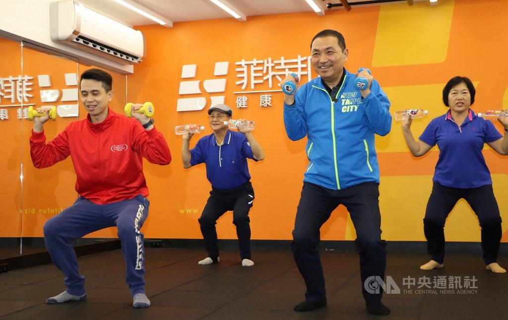 防疫期間高齡長照服務無法進入案家或在社區舉行時,年長者要使用遠距服務的最大障礙就是資訊能力。新北市以有線電視提供長者運動等課程,被專家認為是好點子,因為長者較熟悉用電視遙控器而非智慧手機。圖為3月27日拍攝防疫健康操影片。(社會局提供)中央社記者黃旭昇新北傳真 109年4月9日
