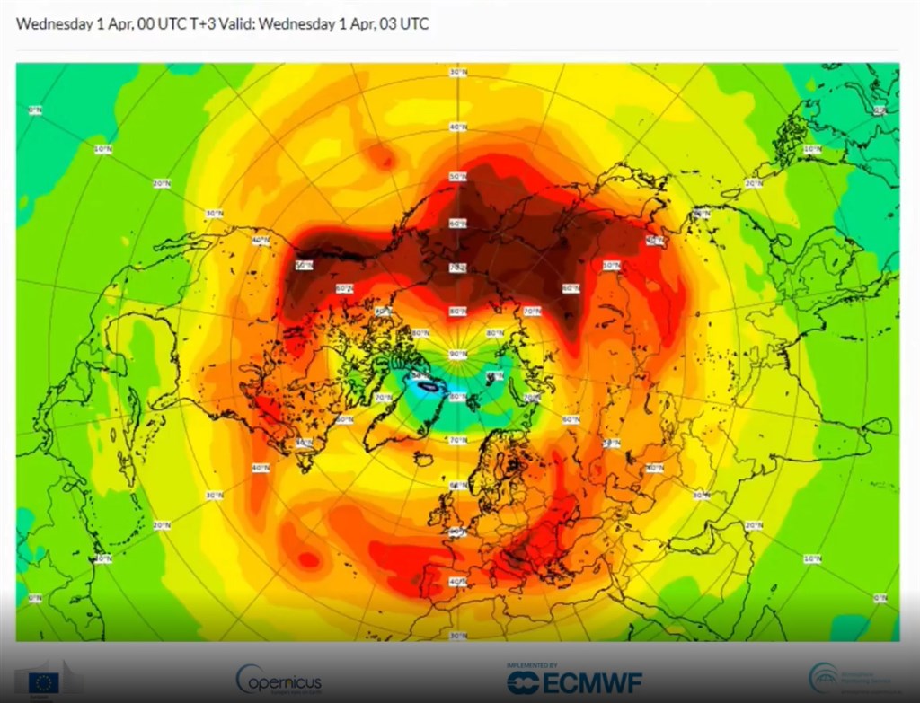 北極上空的臭氧層近日出現罕見破洞,科學家說,從太空和地面都可追蹤到這個迄今最大的大洞,但除非它往南移動,否則不會危及人類。(圖取自哥白尼大氣監控機構網頁atmosphere.copernicus.eu)