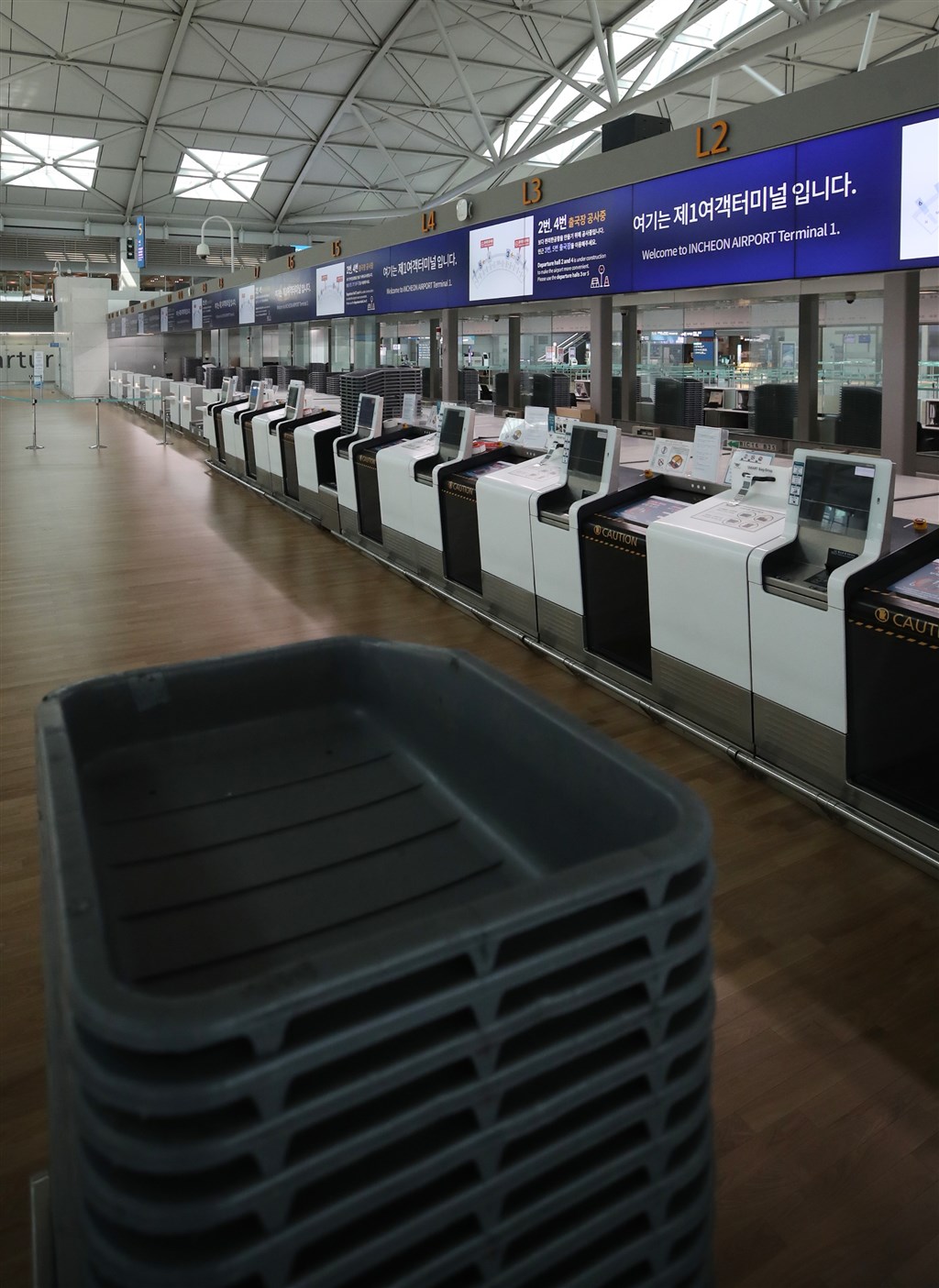 韓國政府9日宣布自13日起暫時取消90國的短期免簽入境待遇。圖為9日韓國仁川機場出境大廳空無一人。(韓聯社提供)