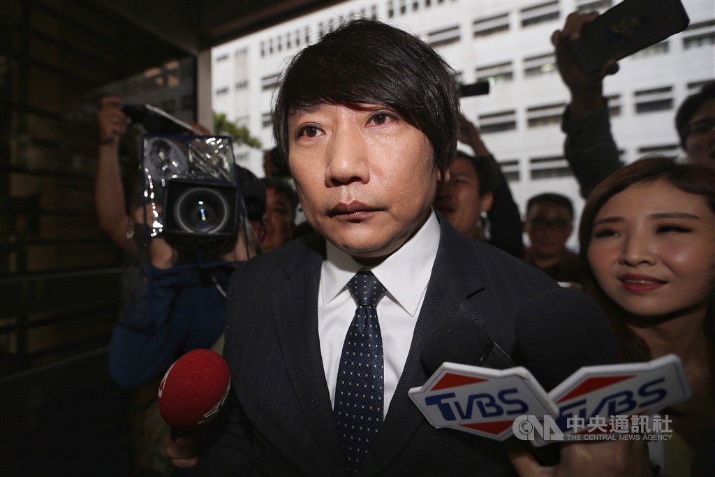 藝人秦偉(中)涉嫌性侵造型師、編劇及粉絲。案經上訴,最高法院9日將造型師部分發回更審,其餘2女部分判決確定,秦偉判刑合計8年定讞。(中央社檔案照片)