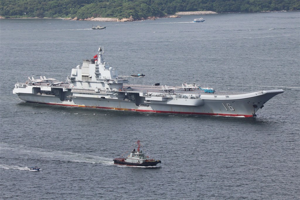 媒體9日報導,共軍航空母艦遼寧號(中)晚間通過台灣海峽。國防部發布新聞稿否認,並表示「此為假訊息,與事實不符」。(中央社檔案照片)