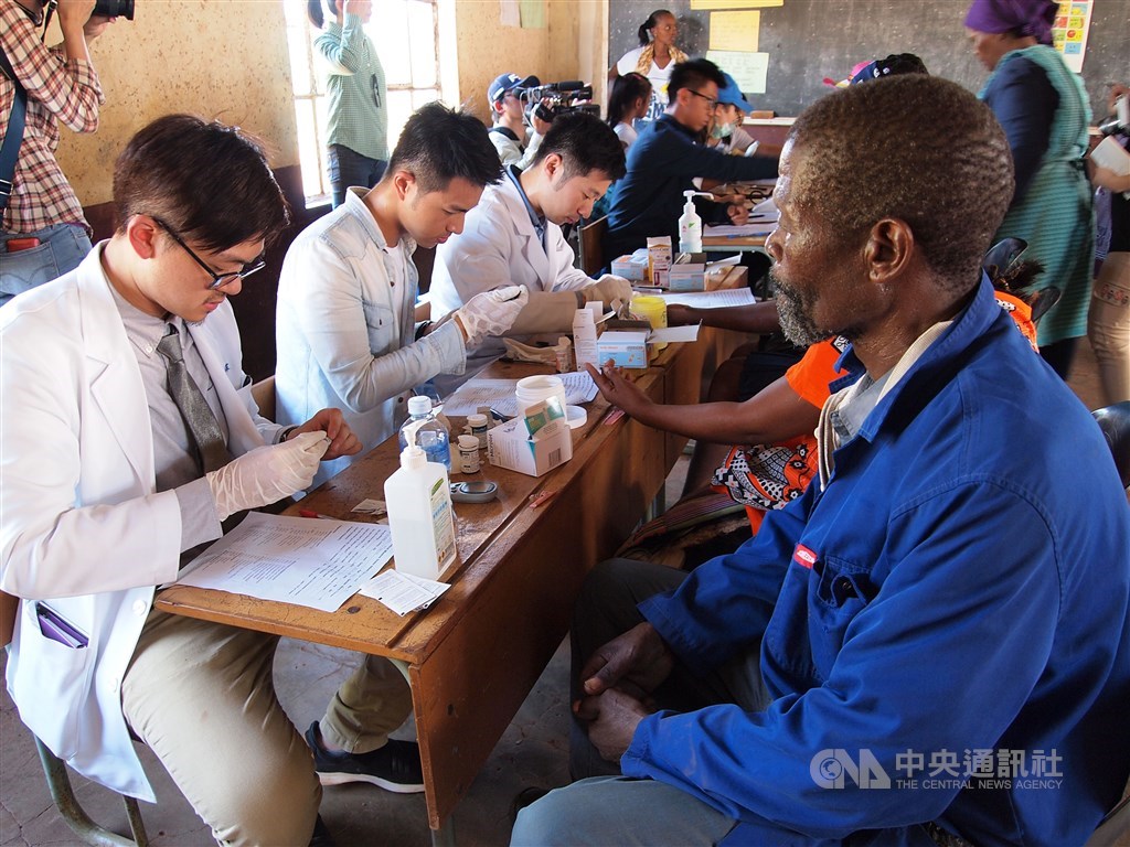 台灣雖然在非洲的邦交國數少,但長期在當地推動人道援助工作不遺餘力,包括早期的農耕隊到近年推動的義診、協助人員訓練、捐鞋及白米等物資。圖為2016年台灣駐史瓦帝尼醫療團到當地鄉下義診。(中央社檔案照片)