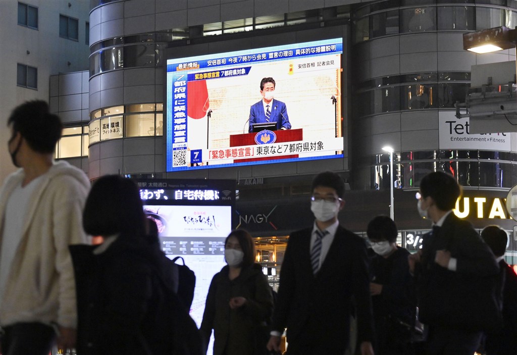 日本政府為遏止武漢肺炎疫情蔓延,7日公布「緊急事態宣言」,由於疫情不算輕微的名古屋不在實施對象之列,意外引發網友熱議「又跳過名古屋」。圖為名古屋街頭播放首相安倍晉三宣布緊急事態宣言。(共同社提供)