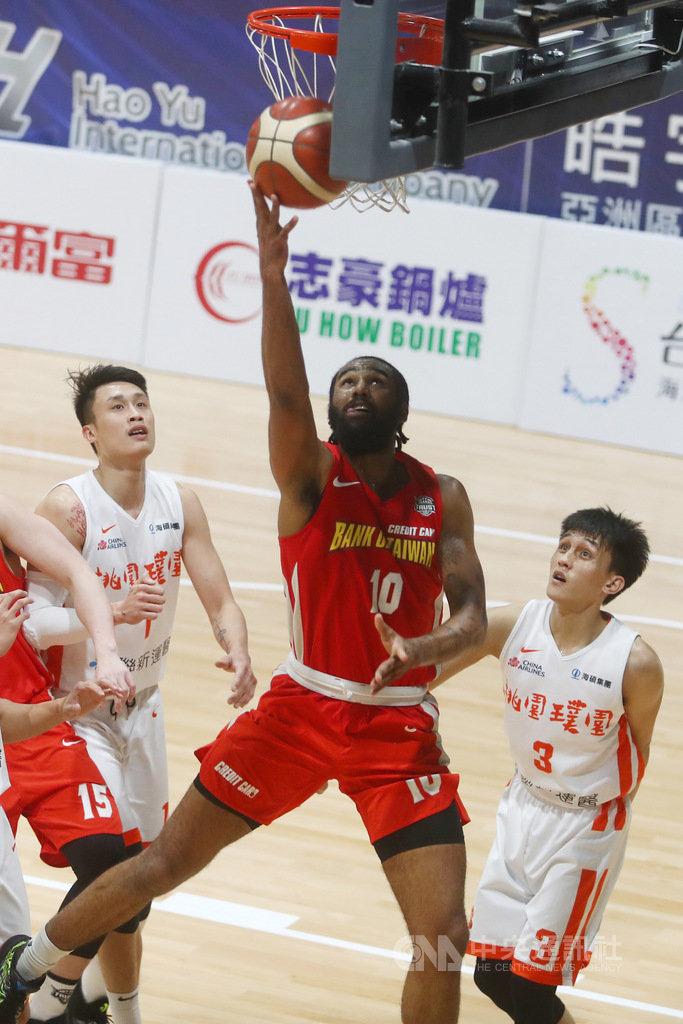 第17季超級籃球聯賽(SBL)例行賽,台灣銀行9日傍晚對上桃園璞園建築,台銀洋將麥特.瓊斯(Matt Jones)(中)全場狂砍29分,率領球隊獲勝。中央社記者王騰毅 109年4月9日