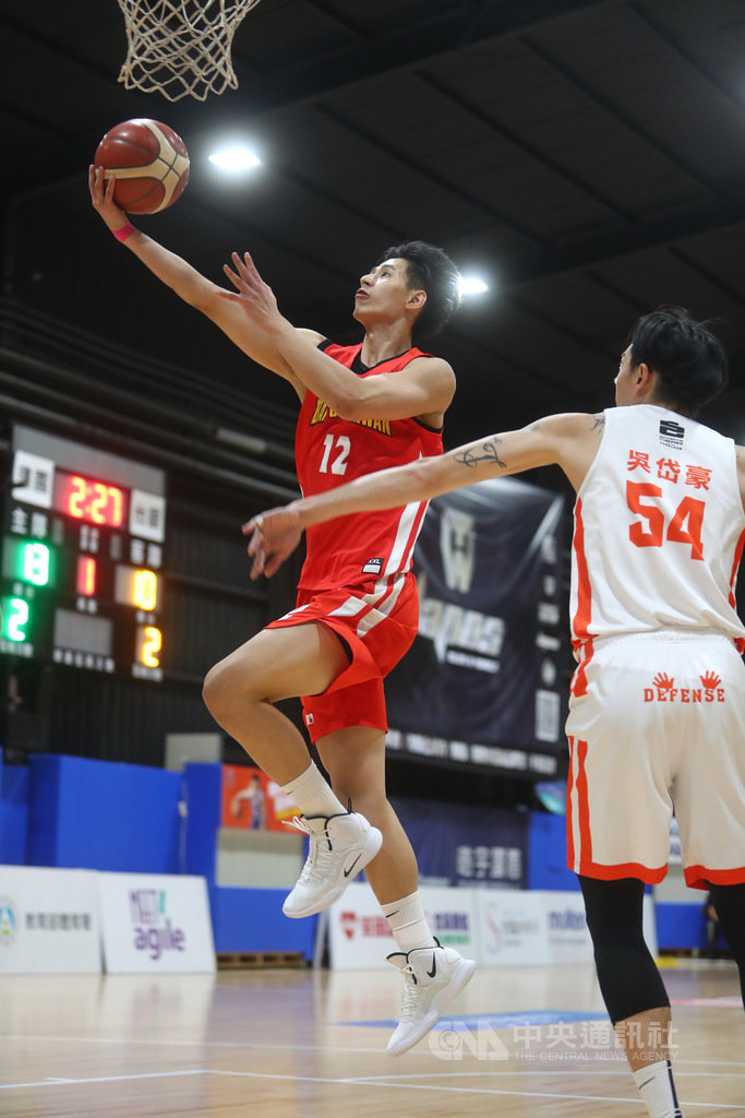 第17季超級籃球聯賽(SBL)台灣銀行隊9日在新北市晧宇國際亞洲區籃球培訓中心迎戰桃園璞園建築隊,台銀林任鴻(左)飛身上籃取分,助隊終場以85比77奪勝。中央社記者王騰毅攝 109年4月9日