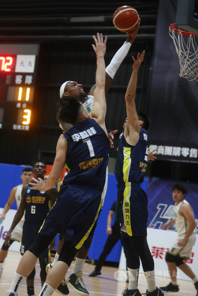 第17季超級籃球聯賽(SBL)下半季例行賽,台灣啤酒9日晚間對戰高雄九太,台啤洋將巴克利(Kentrell Barkley)(持球者)切入禁區上籃取分,終場台啤擊退九太奪勝,也確認下半季封王。中央社記者王騰毅攝 109年4月9日