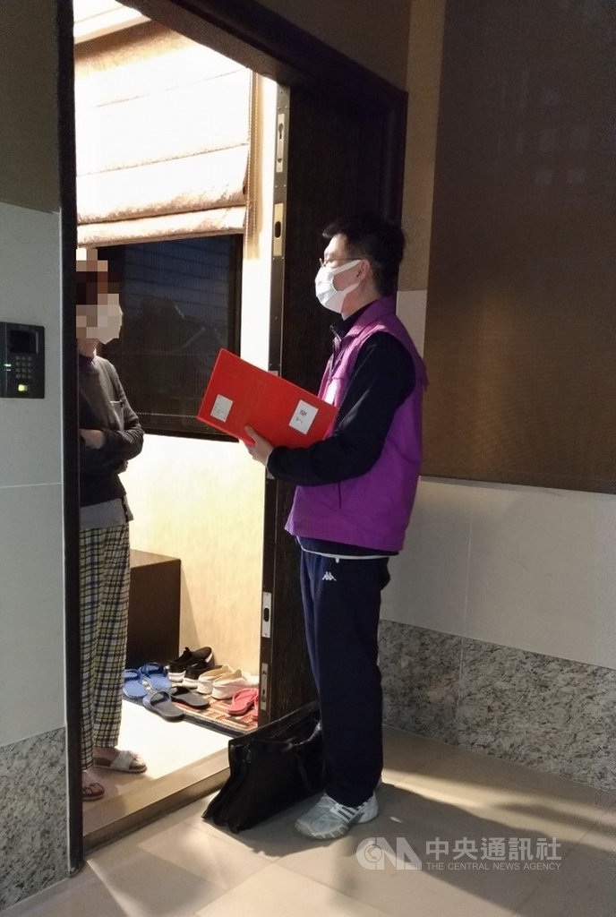 新北市黃姓男子居家檢疫期間到夜店跑趴,遭開罰新台幣100萬元,新北分署人員8日深夜至黃男戶籍地查訪,黃男母親表示,黃男實際上沒有住在戶籍地,新北分署啟動防逃機制,9日對黃男祭出限制出境處分。(新北分署提供) 中央社記者葉臻傳真 109年4月9日