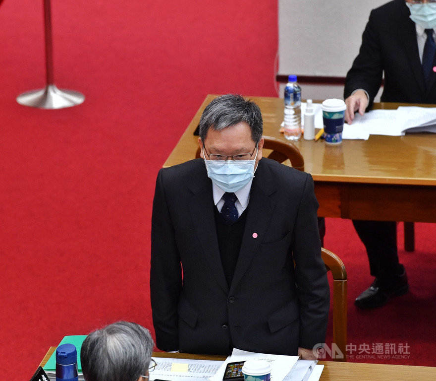 國安基金管理委員會13日將召開例會,外界關注是否退場,財政部長蘇建榮(中)9日在立法院表示,國安基金先前授權進場主要是為了超前部署,觀察目前歐美疫情仍相當嚴峻,發展尚未明朗,13日例會會就此作討論,是否退場將尊重委員會共同決議。中央社記者王飛華攝 109年4月9日
