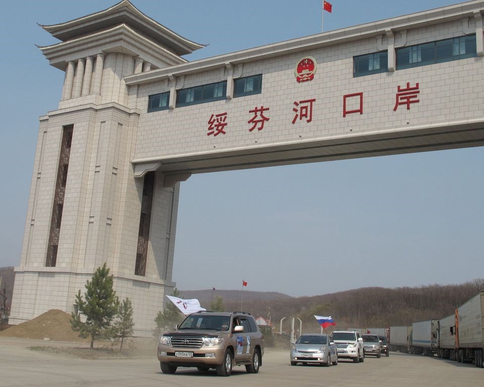 中國邊境城市綏芬河近日從俄國湧入大量武漢肺炎確診病例,導致口岸臨時關閉。圖為攝於2015年的綏芬河口岸。(中新社提供)中央社 109年4月8日