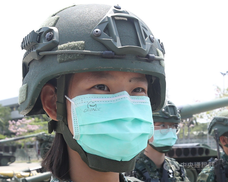總統蔡英文9日赴陸軍砲兵第43指揮部視察演練狀況,由於防疫期間,官兵都配戴口罩全程執行操演,對於是否感到悶熱不適,連長黃褀文(前)表示,「配戴口罩是愛護別人,也愛護自己的行為」,配戴口罩執行任務都是可以克服的。中央社記者張新偉攝 109年4月9日