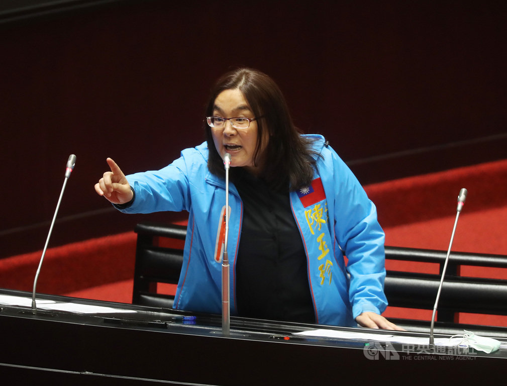 國民黨立委陳玉珍(圖)10日在立法院質詢時重提她日前稱中華民國是國家,但台灣不是,雖受到批評,但自認底氣十足,很多網友叫她滾回中國,原來是因為現在的國高中課本沒有提到中華民國還有褔建省,褔建省下面還有金門和連江縣。中央社記者裴禛攝 109年4月10日