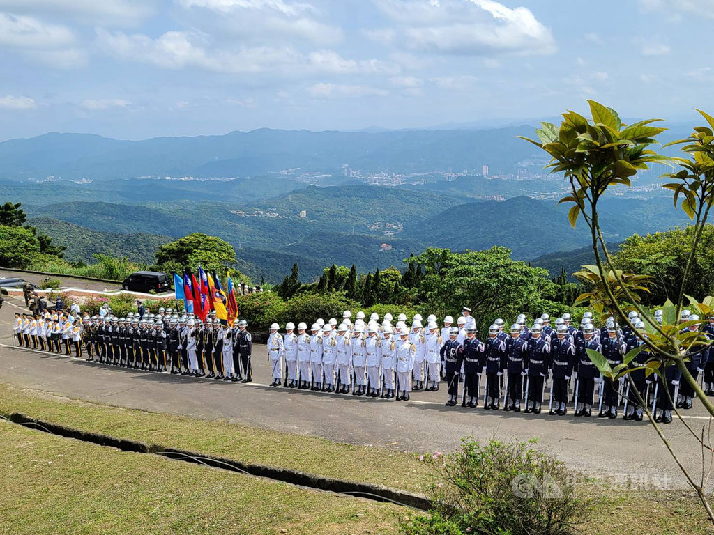 前行政院長郝柏村10日安葬五指山國軍示範公墓,三軍儀隊致敬。(台北市議員游淑慧提供)中央社記者余祥傳真 109年4月10日
