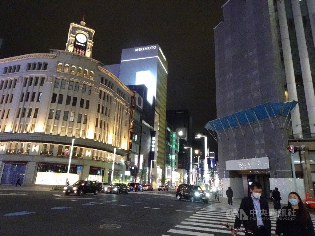 為防止武漢肺炎疫情擴大,日本政府7日對東京、大阪等7都府縣發布緊急事態宣言,呼籲民眾盡量少出門,9日晚間約9時東京銀座街頭冷清。中央社記者楊明珠東京攝 109年4月10日