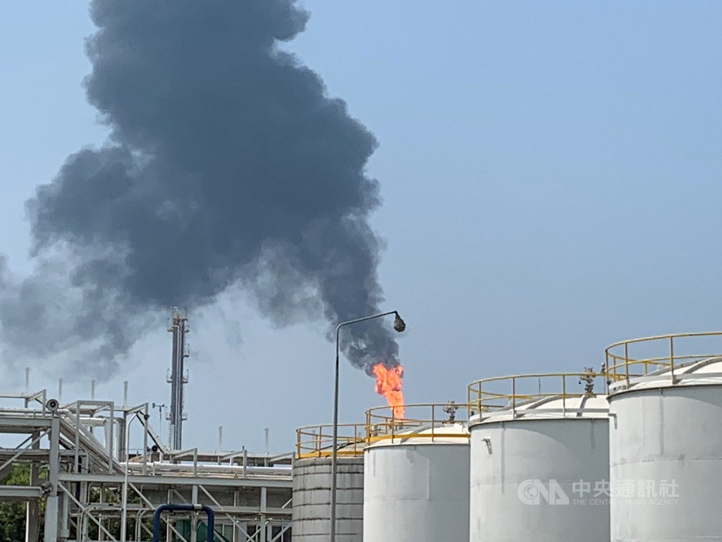高雄市環保局環境稽查科長林燦銘10日表示,中油林園廠一座製程設備剛完成維修,進行啟爐試車就冒出黑煙污染,後續將依違反空污法開罰。(高雄市環保局提供)中央社記者陳朝福傳真 109年4月10日
