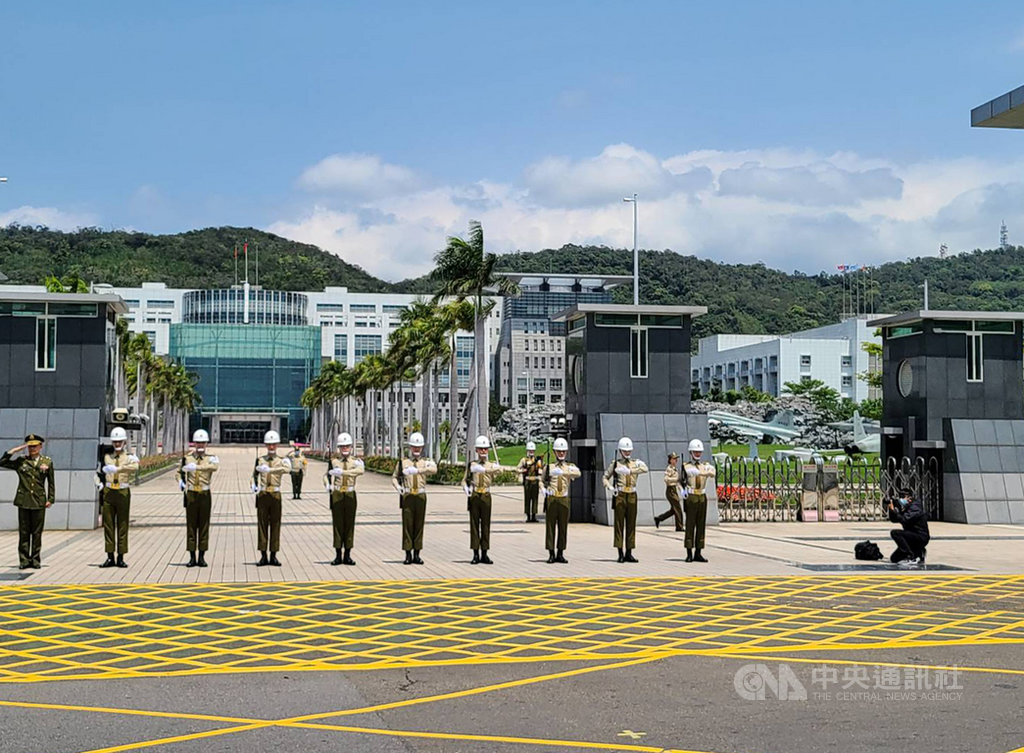 前行政院長郝柏村10日出殯,車隊行經國防部、海軍司令部、空軍司令部時,門口有儀隊致敬。(台北市議員游淑慧提供)中央社記者余祥傳真 109年4月10日