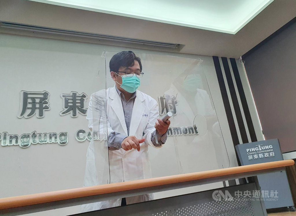 屏東縣政府10日舉行記者會,展示縣府協助量產的插管防疫箱,恆春旅遊醫院醫師邱豑慶示範防疫箱使用方法,並表示,未來這個防疫箱要叫「台灣BOX」。中央社記者郭芷瑄攝 109年4月10日