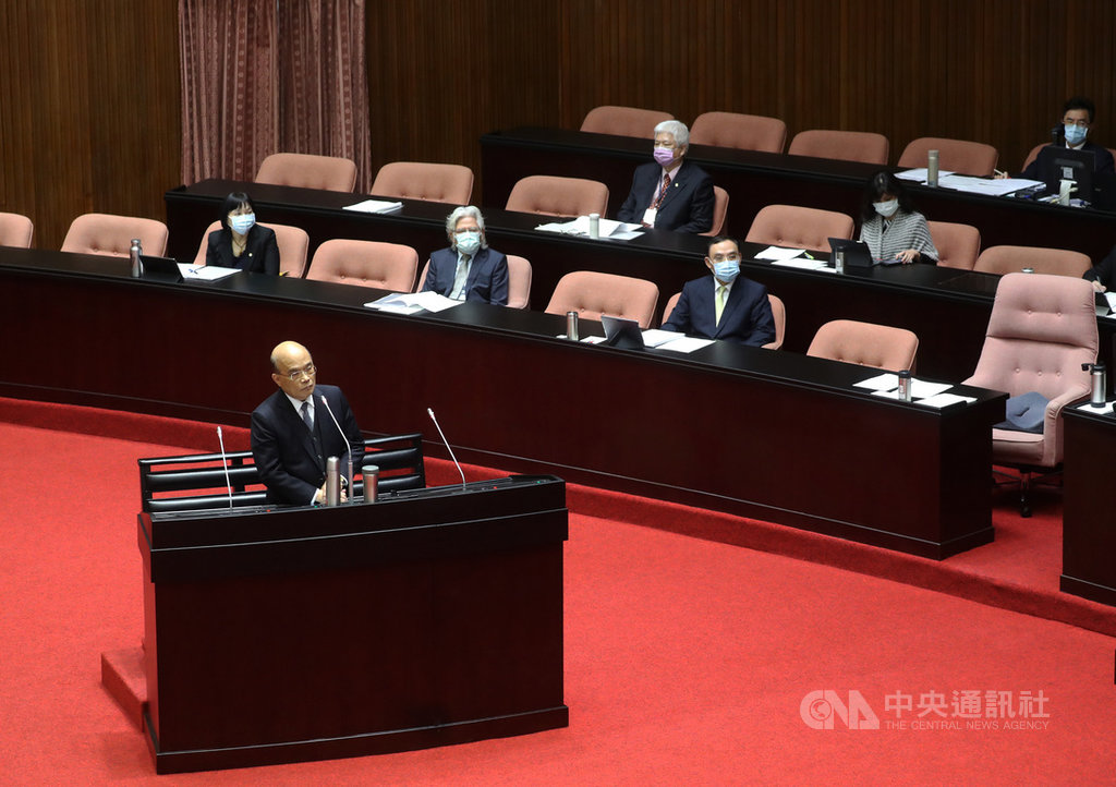 立法院會10日進行施政總質詢,採分組質詢,為因應武漢肺炎疫情,行政院長蘇貞昌(前左)與內閣官員備詢時,也採「梅花座」以保持適當距離。中央社記者裴禛攝 109年4月10日