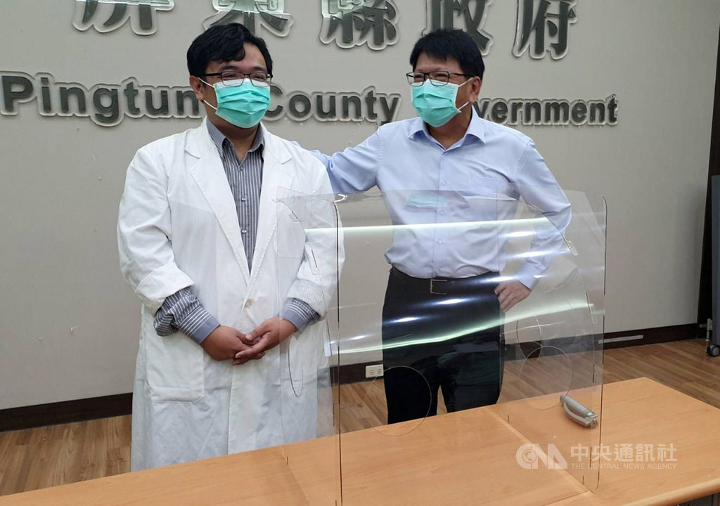恆春旅遊醫院醫師邱豑慶(左)等人改良研發拋棄式的插管防疫箱,盼能送給台灣醫療體系及消防人員,甚至捐贈到國外,在武漢肺炎(2019冠狀病毒疾病,COVID-19)疫情中發揚TaiwanCanHelp,屏東縣長潘孟安(右)深受感動,決定幫助圓夢。中央社記者郭芷瑄攝 109年4月10日