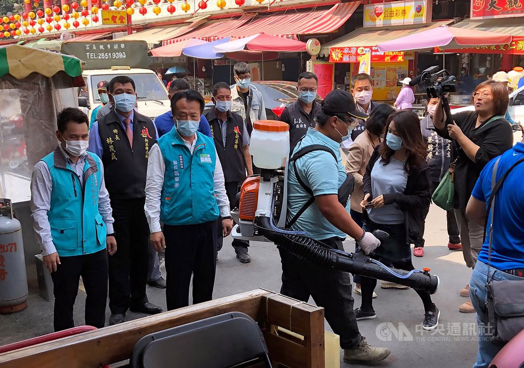 武漢肺炎(2019冠狀病毒疾病,COVID-19)疫情延燒,嘉義縣長翁章梁(前左2)10日前往新港奉天宮前廣場視察觀光熱點防疫消毒作業。中央社記者黃國芳攝 109年4月10日