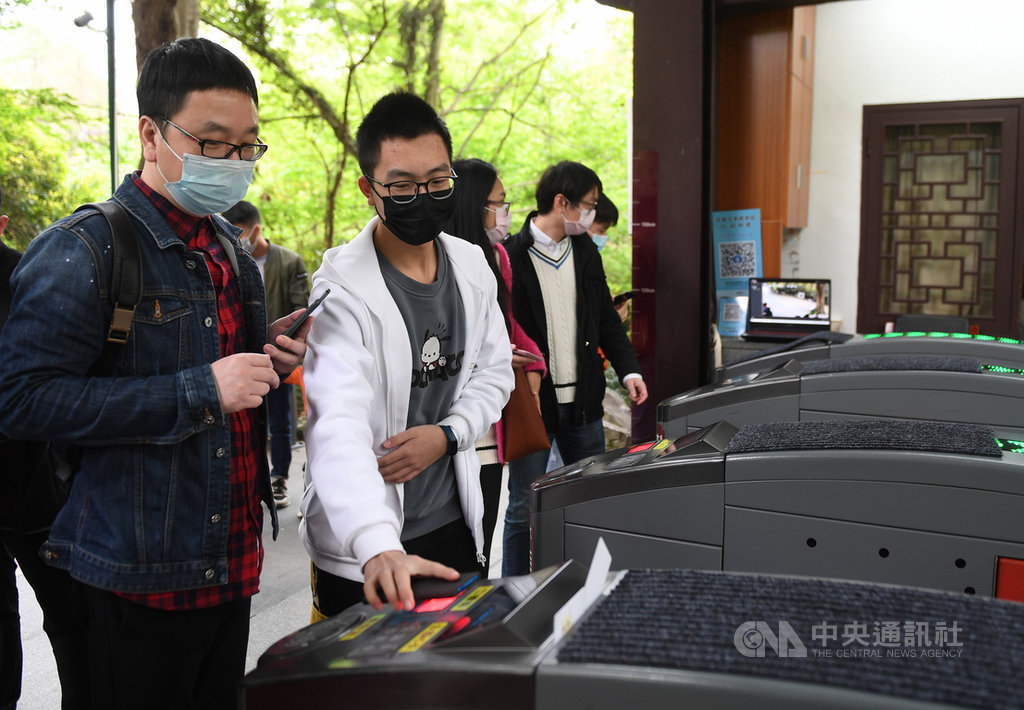 中共中央疫情領導小組9日頒布最新指導意見,要求跨省跨境旅遊「暫不恢復」,以免疫情擴散。圖為4月6日,杭州西湖靈隱飛來峰景區控制人流,遊客必須先預約再掃碼才能進入。(中新社提供)中央社 109年4月10日