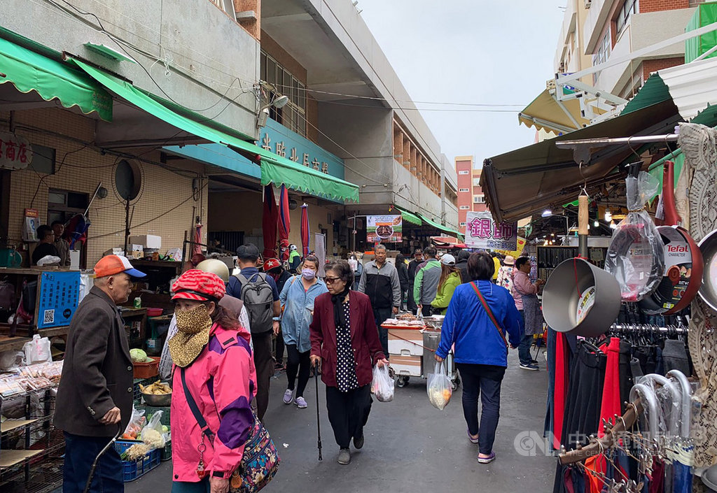 武漢肺炎疫情延燒,澎湖縣長賴峰偉10日宣布,自13日起,民眾進入傳統市場一律全面戴口罩,嚴防群聚傳染風險,警方將派員在市場出入口管制。(澎湖縣政府提供)中央社 109年4月10日