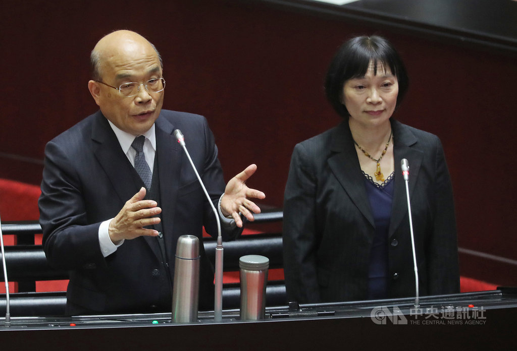 行政院長蘇貞昌(左)10日在立院表示,他也曾在戒嚴時期打拚過,認為對於政治受難者及其遺族,不但要尊敬,還要特別照顧,「一定盡力來做」。右為促進轉型正義委員會代理主委楊翠。中央社記者裴禛攝 109年4月10日