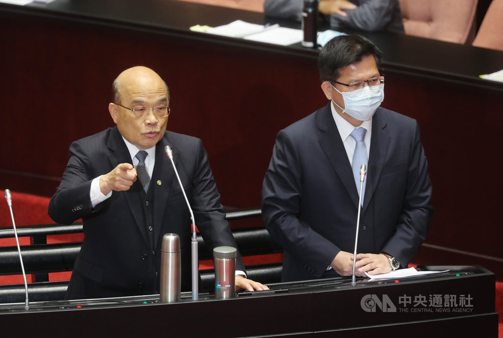 武漢肺炎疫情升溫,外界專注五一連假防疫措施,行政院長蘇貞昌(左)10日答覆國民黨立委林思銘質詢時表示,台灣是全世界少數還能正常生活、自由活動的國家,連假將會在停車場進行總量管制,某些地方也會分流,以保障國民健康。圖右為交通部長林佳龍。中央社記者裴禛攝 109年4月10日