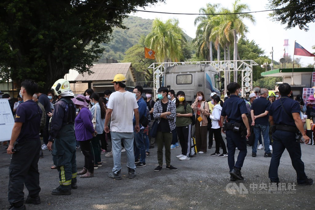 台鐵3198次區間車10日下午行經新左營至楠梓西正線屏山巷平交道時,與一部聯結車相撞,目前雙線不通,大批受影響乘客無奈等待接駁。中央社記者董俊志攝 109年4月10日