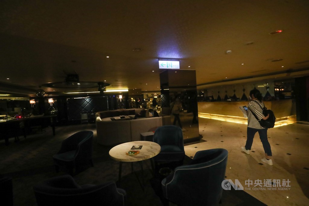 武漢肺炎疫情嚴峻,全台酒店、舞廳即起暫停營業,9日晚間台北市一家停業酒店內部,不見往昔熱鬧場景,冷冷清清。中央社記者吳家昇攝 109年4月9日