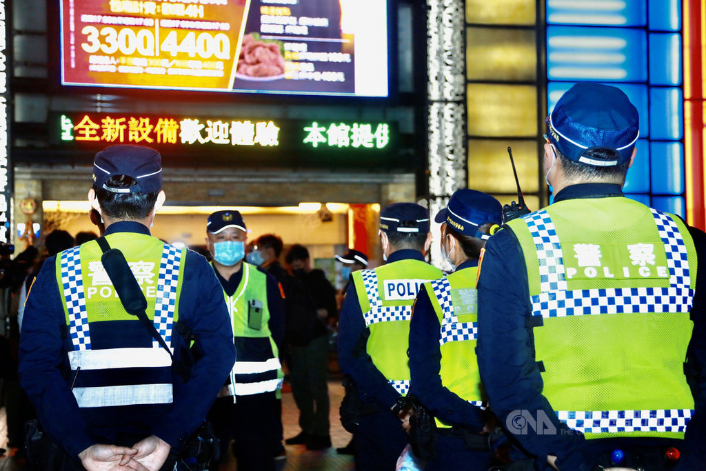 台中市政府9日宣布針對特種行業實施實名制登記,深夜率隊前往執行聯合稽查,包括落實實名制登記、戴口罩、量體溫、容留人數等防疫措施。(台中市政府提供)中央社記者郝雪卿傳真 109年4月10日