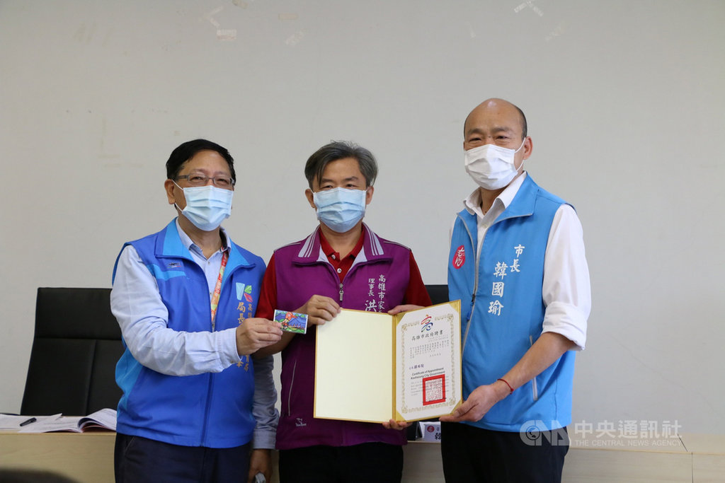高雄市長韓國瑜(右)10日主持高市府109年第1次教育審議委員會,逐一頒贈聘書,感謝與會10多名教育審議委員會委員的付出及投入。(高市新聞局提供)中央社記者程啟峰高雄傳真 109年4月10日