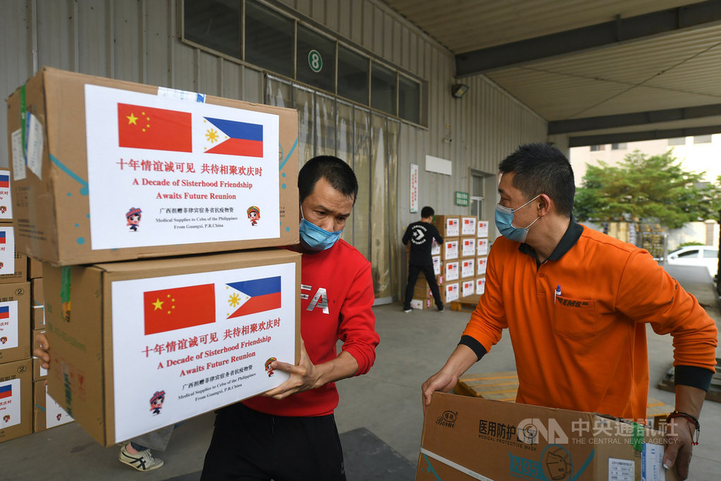 為杜絕出口海外醫療物資的品質問題,中國海關10日宣布,對口罩等11項出口醫療物資進行檢驗。圖為工人搬運中國廣西捐贈給菲律賓宿霧的醫療物資。(中新社提供)中央社 109年4月10日