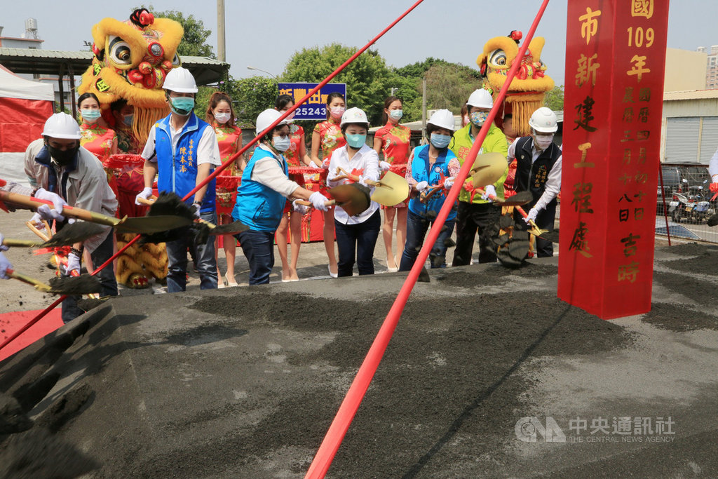 台中市豐原區圓環北路地下道填平工程開工典禮10日舉行,台中市長盧秀燕(前左4)主持動土儀式,預計施工8個月,完工後交通將更便捷。(台中市政府提供)中央社記者郝雪卿傳真 109年4月10日