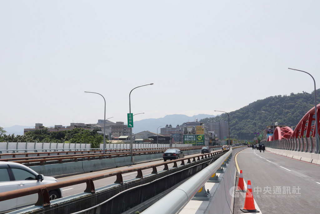三鶯大橋將進入第二期主橋改建工程,11日起,新北市政府將針對主橋進行交通改道,其中鶯歌往三峽方向車流將改由已完工的新匝道作為替代道路。(新北市工務局提供)中央社記者黃旭昇新北市傳真 109年4月10日